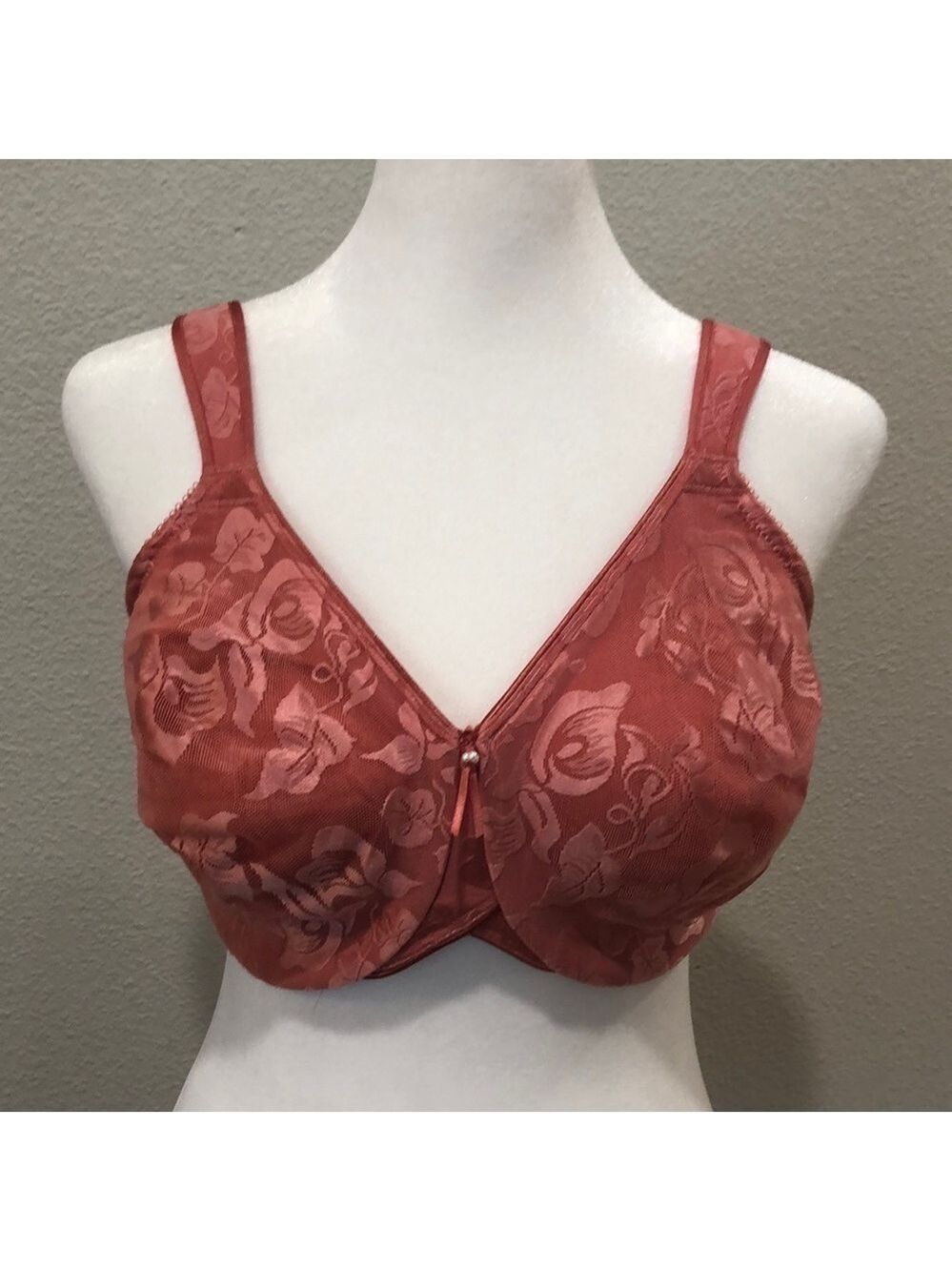 Wacoal underwire bra with lined lace cups and adjustable straps. Coral. 34DDD